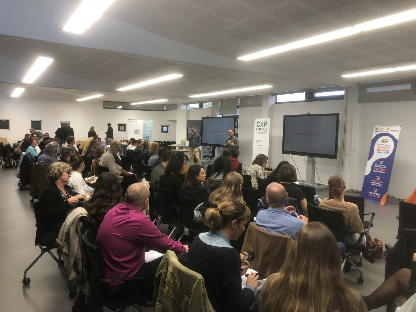 enviro 80 personnes sont regroupées dans une salle pour écouter le conférencier